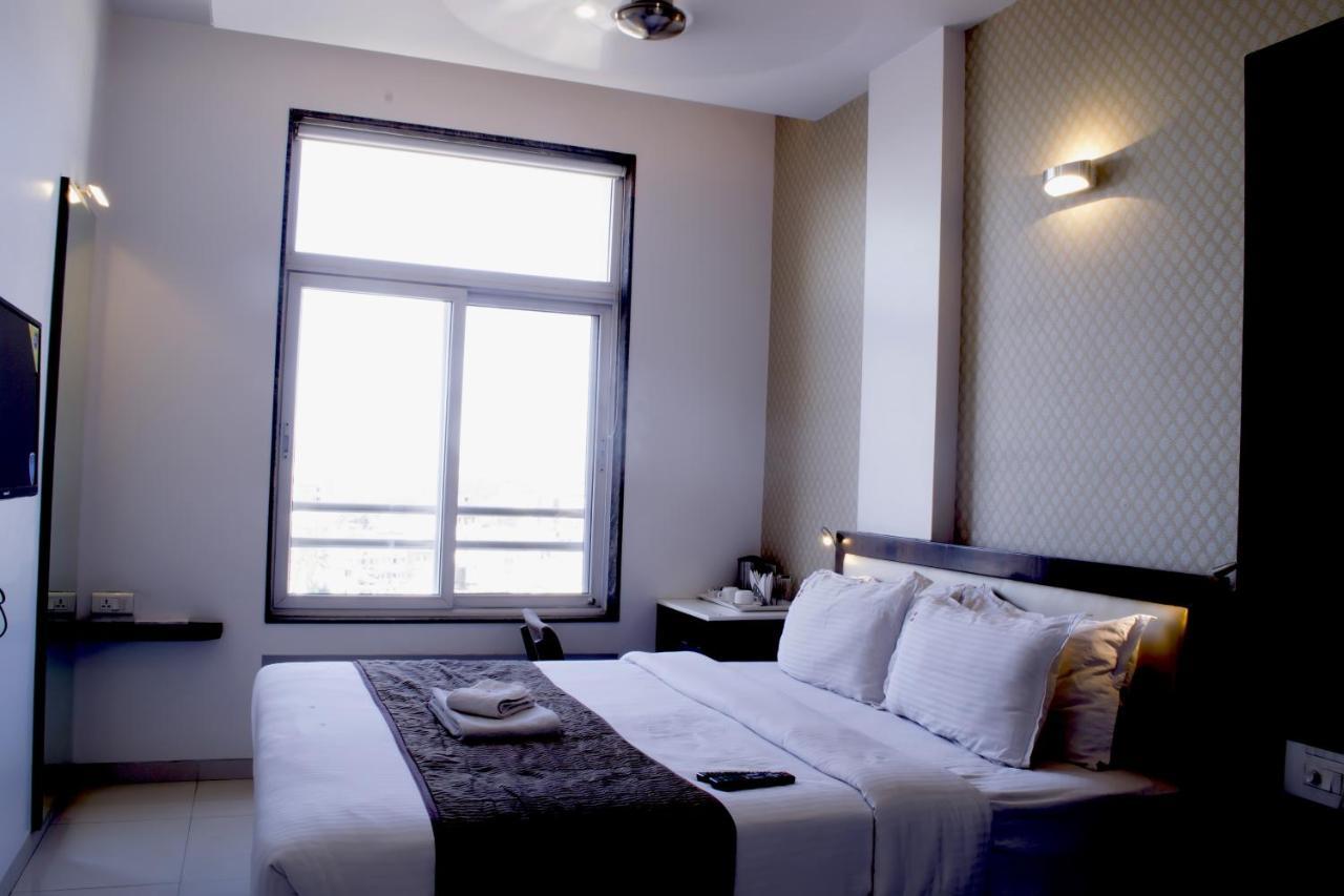 Hotel Sri Sri Executive, Kolhapur Exterior photo