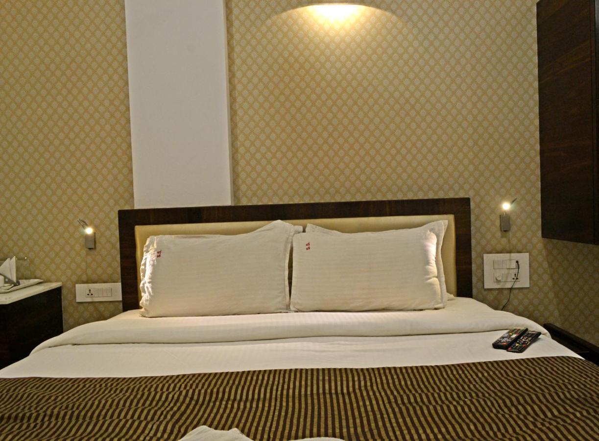 Hotel Sri Sri Executive, Kolhapur Exterior photo