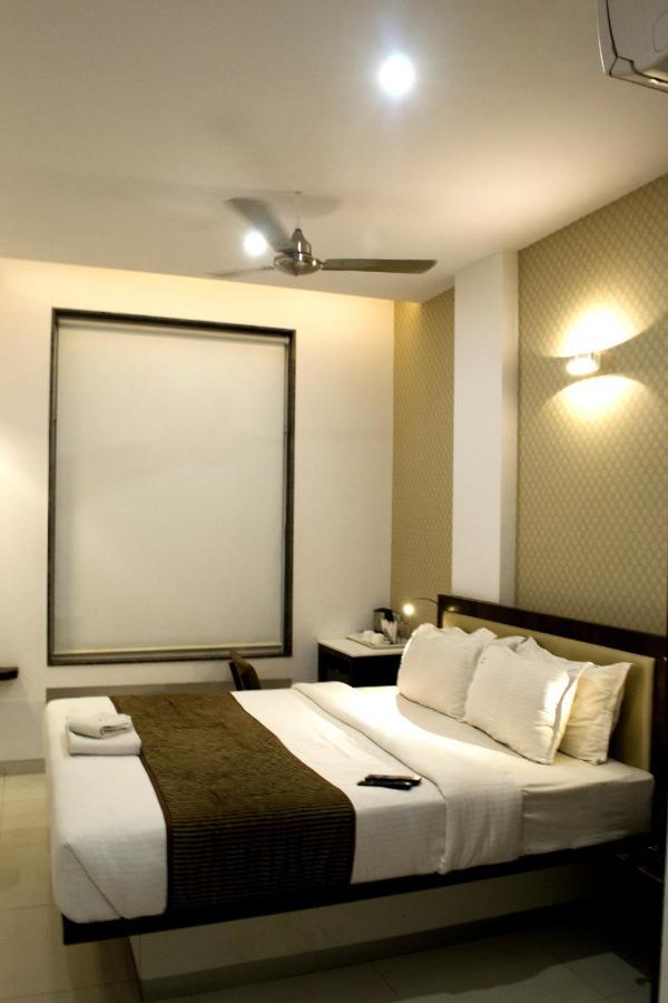 Hotel Sri Sri Executive, Kolhapur Exterior photo